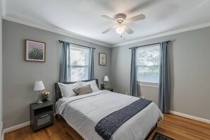 House (4 Bedrooms) | 4 bedrooms, laptop workspace, iron/ironing board, free WiFi - Enchanting historic townhouse by CozySuites (Alexandria)