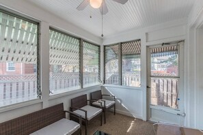 Sun deck - Enchanting historic townhouse by CozySuites (Alexandria)
