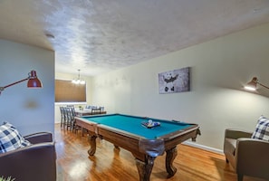 Game room - Modern Townhouse w/ Pool Table by Cozysuites (Alexandria)