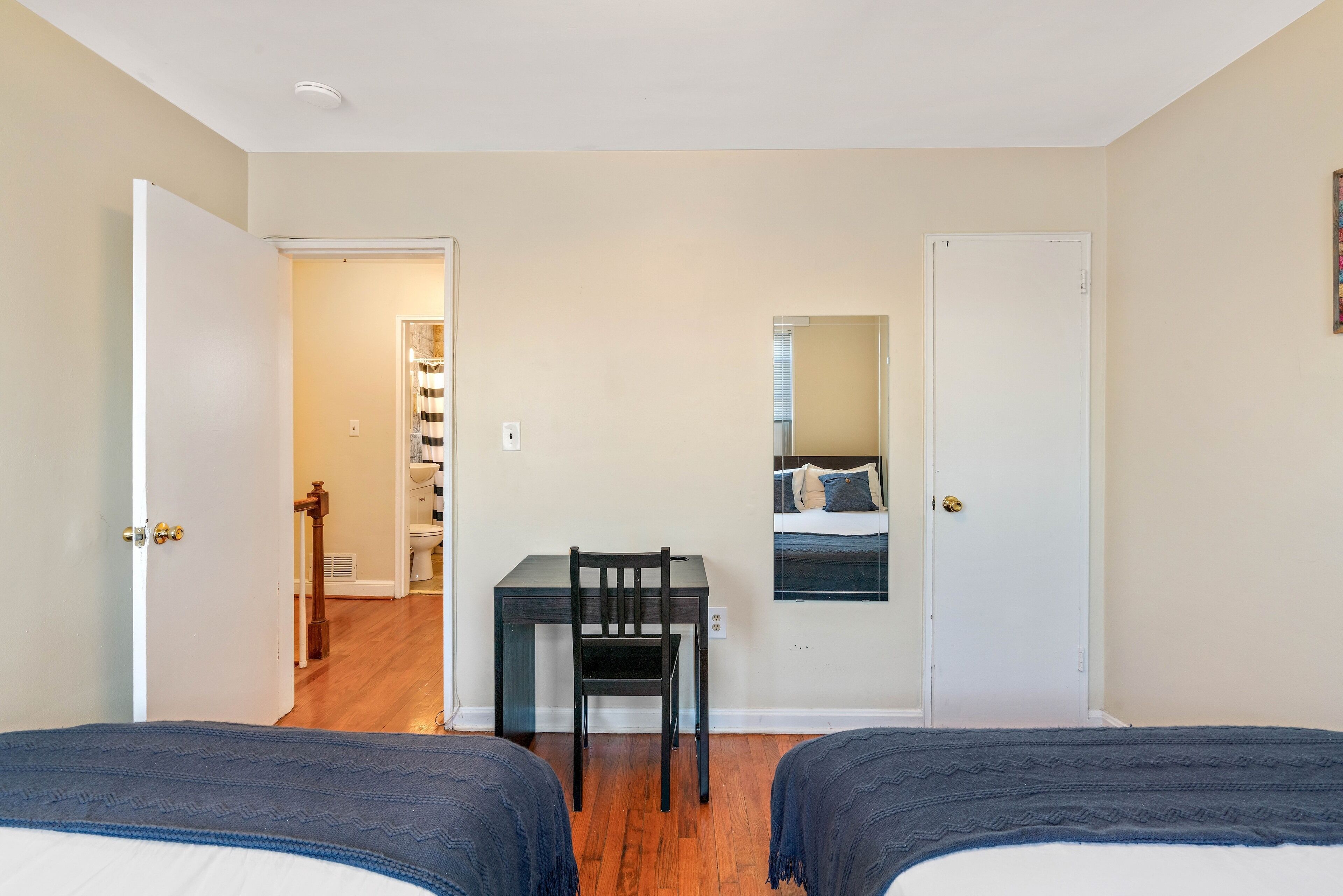 2 bedrooms, laptop workspace, iron/ironing board, free WiFi