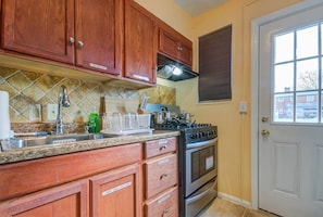 Fridge, microwave, oven, stovetop - Modern Townhouse w/ Pool Table by Cozysuites (Alexandria)