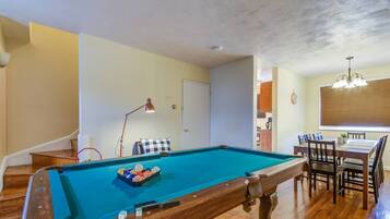 2 bedrooms, laptop workspace, iron/ironing board, free WiFi