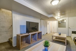 TV - Modern Townhouse w/ Pool Table by Cozysuites (Alexandria)