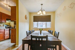 Dining - Modern Townhouse w/ Pool Table by Cozysuites (Alexandria)