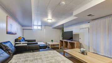 2 kamar tidur, ruang kerja ramah laptop, dan setrika/meja setrika