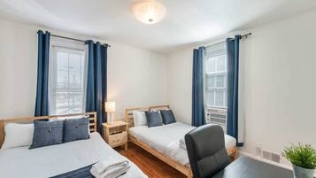 3 kamar tidur, ruang kerja ramah laptop, dan setrika/meja setrika