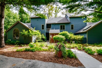 Mountain Condo with Dining and Activities - Walk to Lifts and Golf