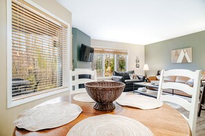 Dining - Mountain Condo with Dining and Activities - Walk to Lifts and Golf (Thompsonville)