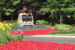 Property grounds - Mountain Condo with Dining and Activities - Walk to Lifts and Golf (Thompsonville)