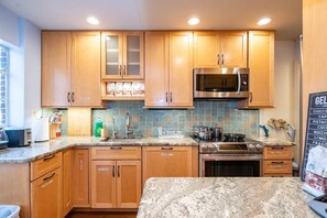 House, 4 Bedrooms | Private kitchen | Fridge, microwave, oven, stovetop - Spacious 4BR CozySuites in Old Town Alexandria (Alexandria)