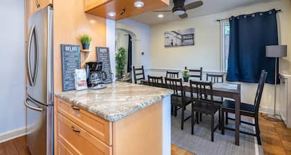 Spacious 4BR CozySuites in Old Town Alexandria