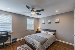 House (3 Bedrooms) | 3 bedrooms, laptop workspace, iron/ironing board, free WiFi - Beautiful 3br/2ba House with cozy backyard by CozySuites (Alexandria)