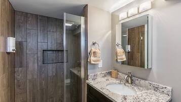 Een bad/douchecombinatie, gratis toiletartikelen, een haardroger