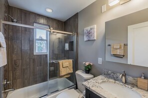 Combined shower/tub, free toiletries, hair dryer, towels - Beautiful 3br/2ba House with cozy backyard by CozySuites (Alexandria)