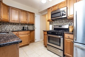 Fridge, microwave, oven, stovetop - Cozy House 10min to Monuments and DC by CozySuites (Arlington)