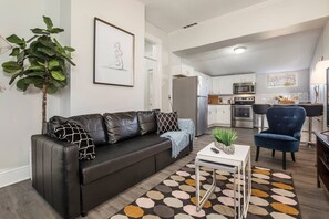 TV - Louisville Dream House 4BR/2BA  by CozySuites (Louisville)