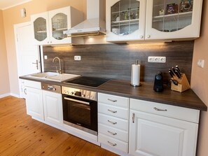 Kühlschrank, Ofen, Geschirrspüler, Hochstuhl
