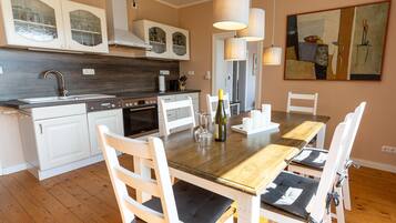 KĂŒhlschrank, Ofen, GeschirrspĂŒler, Hochstuhl