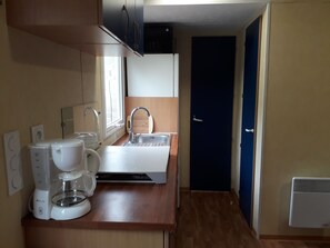 Réfrigérateur, micro-ondes, grille-pain