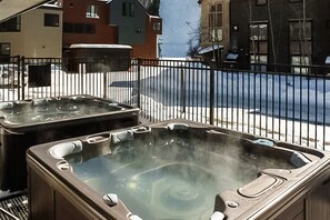 Outdoor spa tub - Stunning ski-in/out condo with balcony, fireplace, hot tub, & mountain views (Telluride)