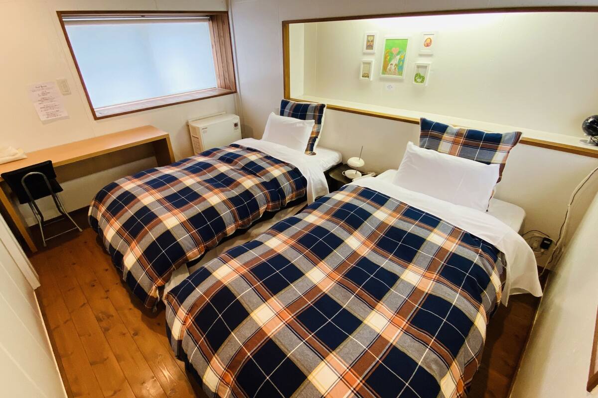 Habitación estándar con 2 camas individuales | Tabla de planchar con plancha, wifi gratis, ropa de cama