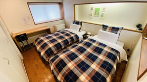 Habitación estándar con 2 camas individuales | Tabla de planchar con plancha, wifi gratis y ropa de cama