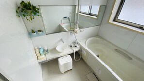 Regadera, amenidades de baño gratuitas, secadora de cabello, pantuflas