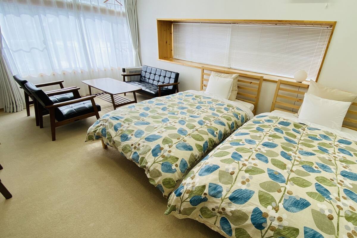 Deluxe Family Room | Iron/ironing board, free WiFi, bed sheets