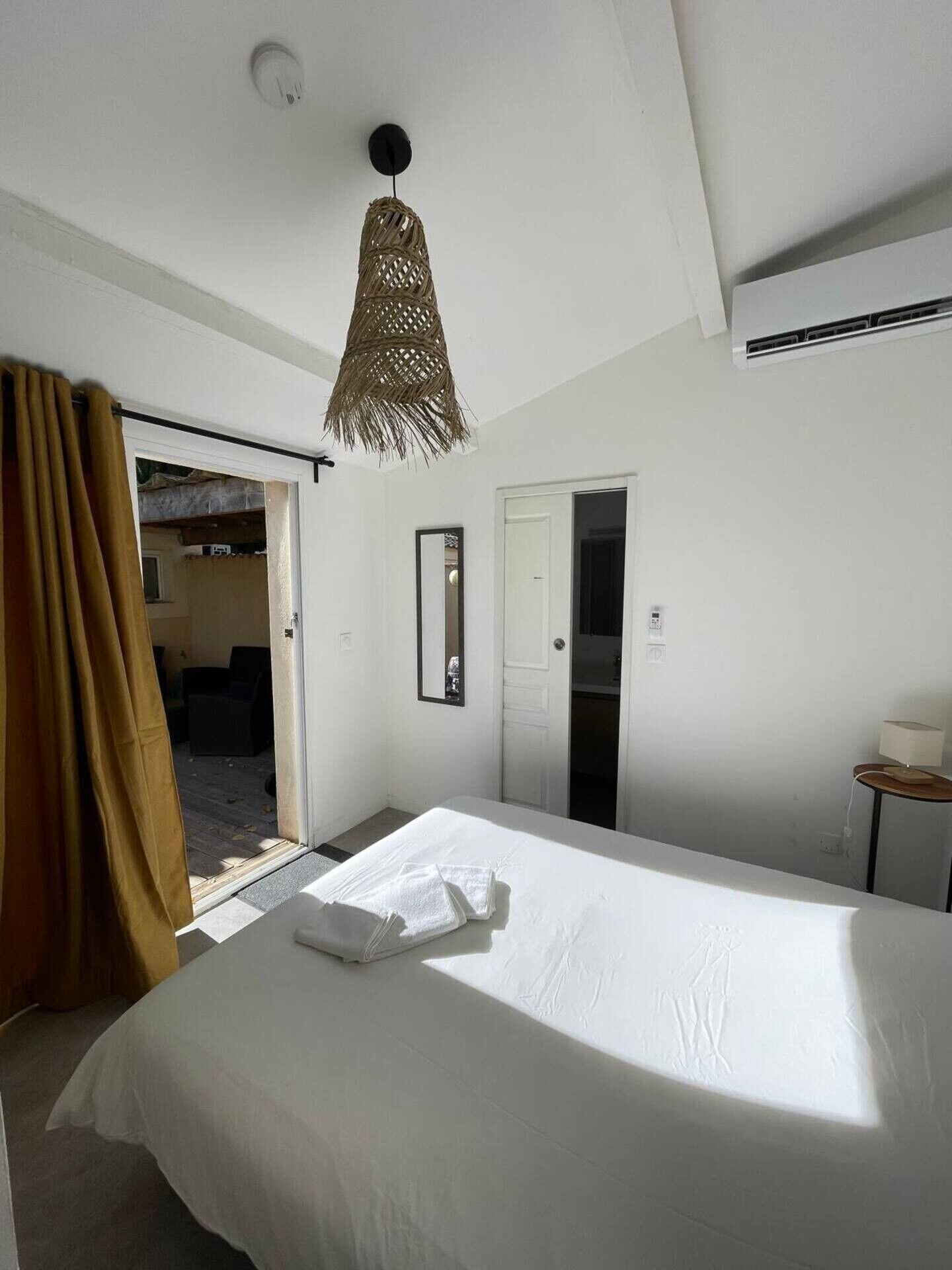 1 habitación, tabla de planchar con plancha, wifi gratis y ropa de cama 