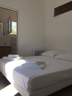 1 chambre, fer et planche à repasser, Wi-Fi, draps fournis