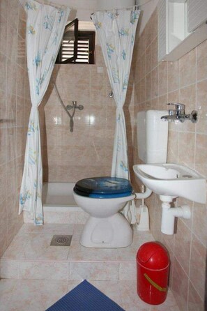Séchoir à cheveux, serviettes fournies, savon, papier de toilette