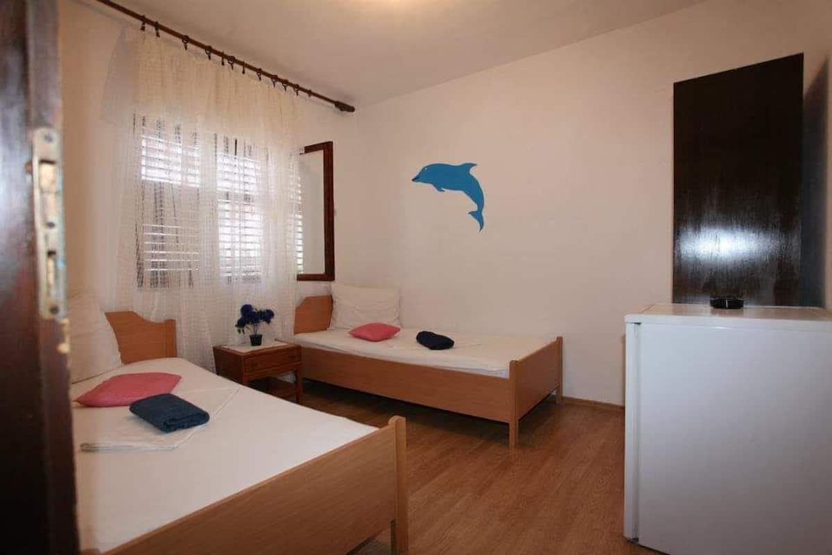 Habitación básica con 2 camas individuales | Wifi gratis y ropa de cama