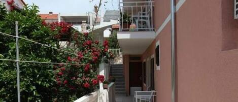 Basic Twin Room | Terrace/patio