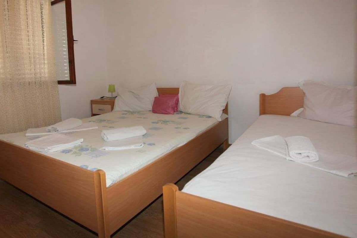 Habitación triple, baño compartido | Wifi gratis y ropa de cama