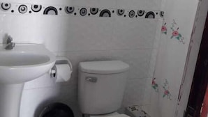 Shower, towels - hospedaje Dora Mancora (Máncora)