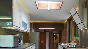 Eine moderne Küche mit einer zentralen Kochinsel, Holzboden und einem Oberlicht.