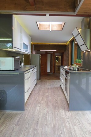 Kühlschrank, Mikrowelle, Ofen, Geschirrspüler