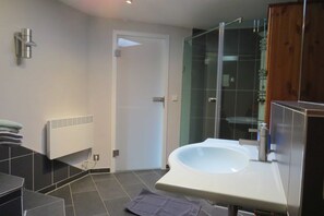 Dusche, Haartrockner, Seife, Toilettenpapier