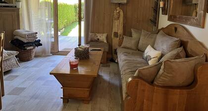 On the outskirts of Megève, 2 1/2 rooms 45M2, sleeps 4 with garden/terrace