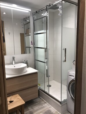 Douche, séchoir à cheveux, serviettes fournies, savon