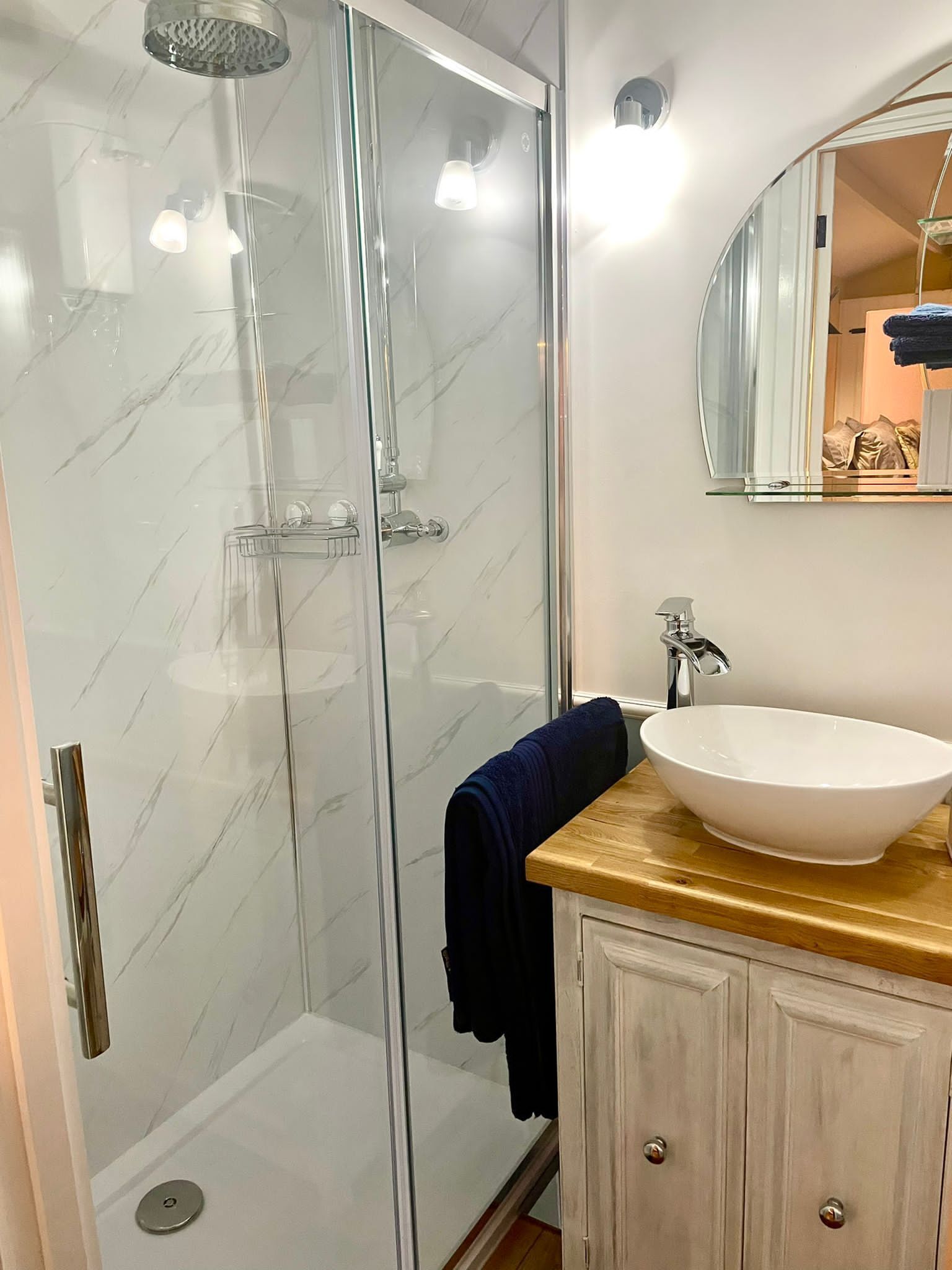Kabin | Kamar mandi | Shower, pengering rambut,  dan handuk