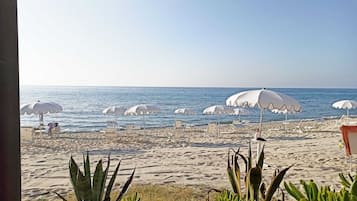 Sulla spiaggia, lettini da mare