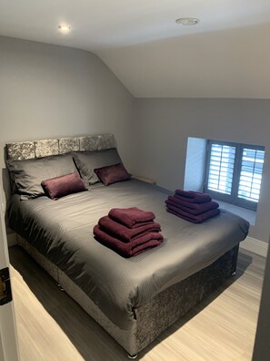House, Multiple Beds | 3 bedrooms, iron/ironing board, free WiFi, bed sheets - Luxury Property in Central Newbridge Wifi (Newbridge)