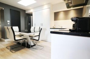 บ้านพัก, หลายเตียง | ครัวส่วนตัว | ตู้เย็น, ไมโครเวฟ, เตาอบ, เตาประกอบอาหาร