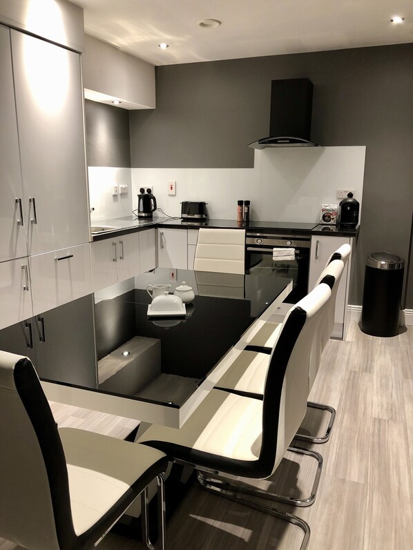 Private kitchen - Luxury Property in Central Newbridge Wifi (Newbridge)