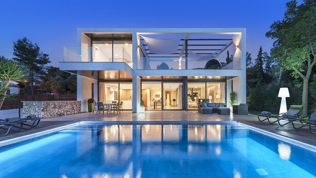 A modern two-story house with a swimming pool in front. - Luxurious Villa Amer with Private Pool in Bonaire Alcúdia (Alcúdia)