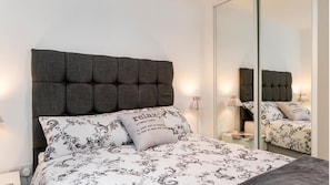 2 quartos, individualmente decorados, individualmente mobiliados