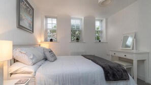 2 bedrooms, individually decorated, individually furnished - Deganwy Castle Apartment (Conwy)