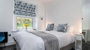 2 عدّة غرف نوم ومساحة عمل للكمبيوتر المحمول وواي فاي وملاءات أسرّة