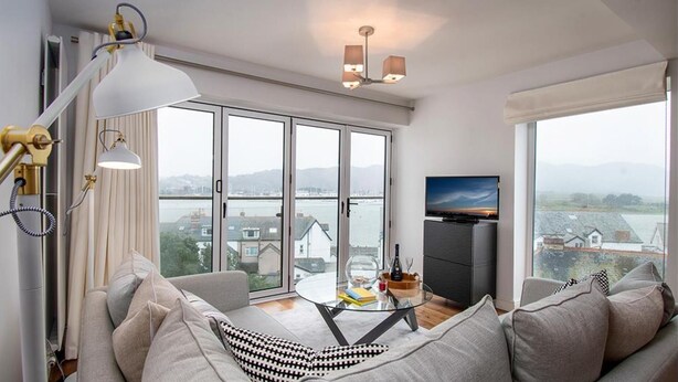 Flat-screen TV, DVD player - Deganwy Tower Apartment (Conwy)